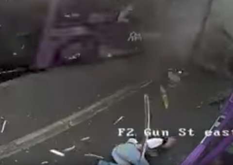 Homem é atropelado por ônibus, se levanta e sai andando normalmente 