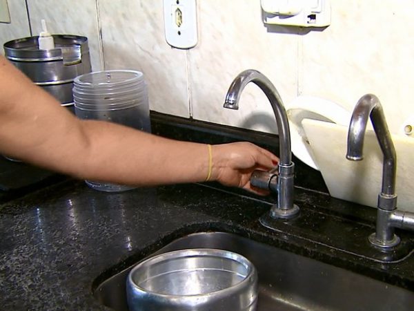 Revoltados, moradores do Coroado denunciam falta de água no local