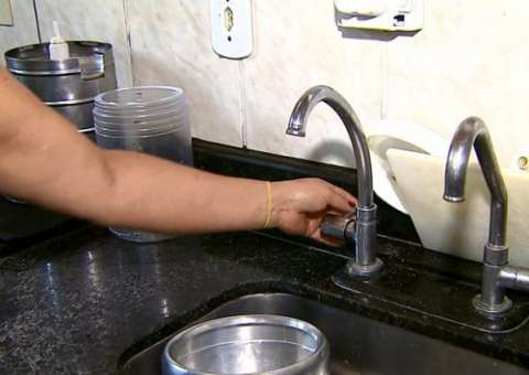 Revoltados, moradores do Coroado denunciam falta de água no local