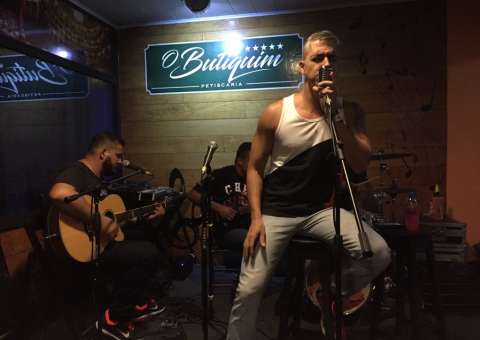 Renan Benigno estreia 'Quinta do Rock no Butiquim' com clássicos dos anos 90