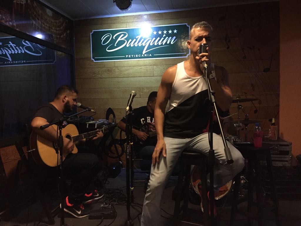 Renan Benigno estreia 'Quinta do Rock no Butiquim' com clássicos dos anos 90