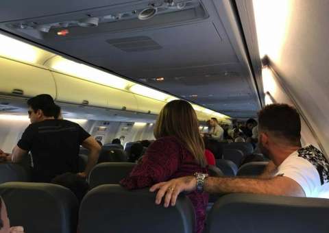 Passageiros entram em pânico após fogo sair de turbina de avião em Manaus