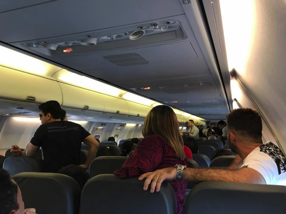 Passageiros entram em pânico após fogo sair de turbina de avião em Manaus