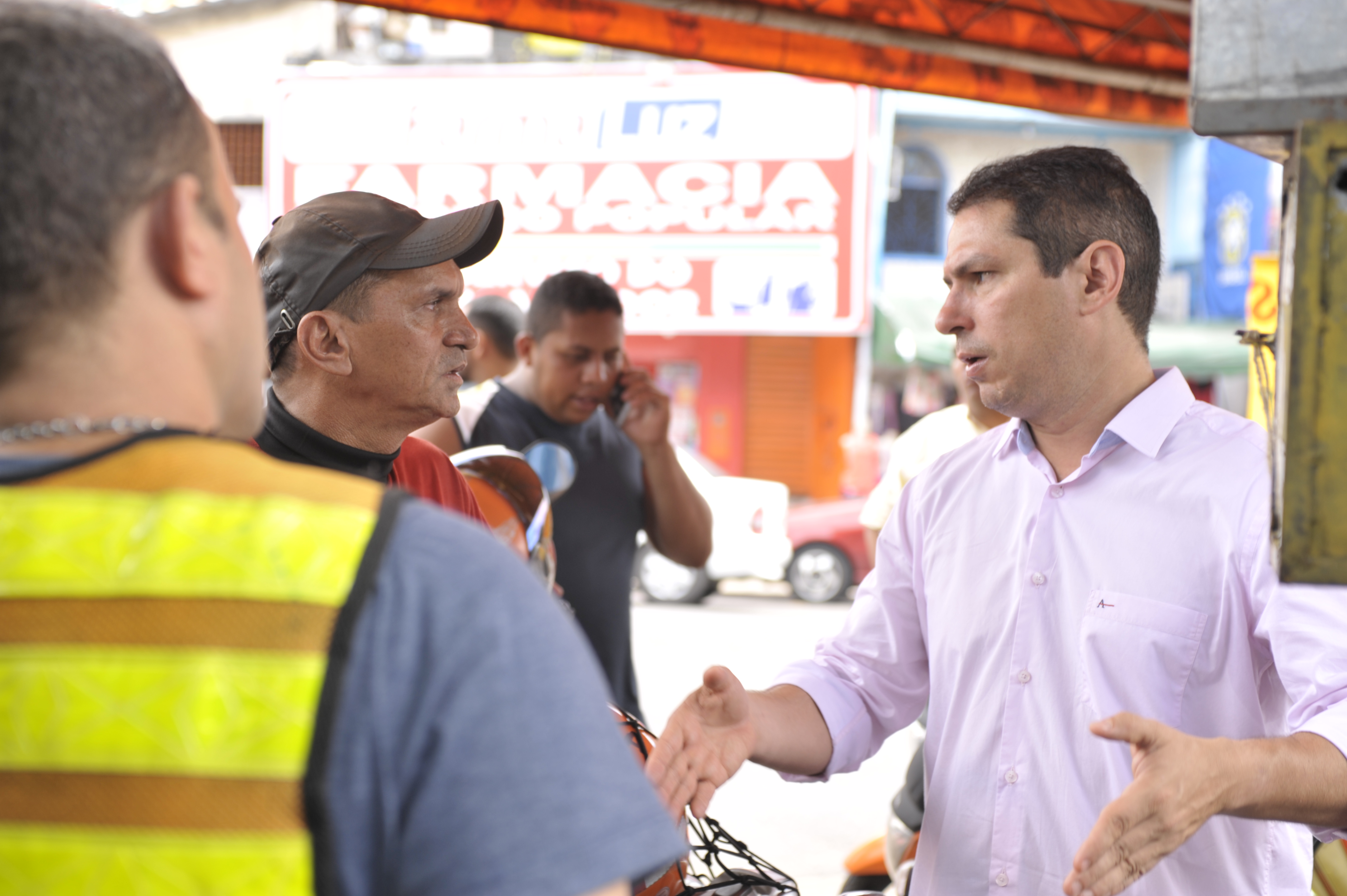 Marcelo Ramos realiza campanha corpo a corpo na zona Oeste de Manaus 