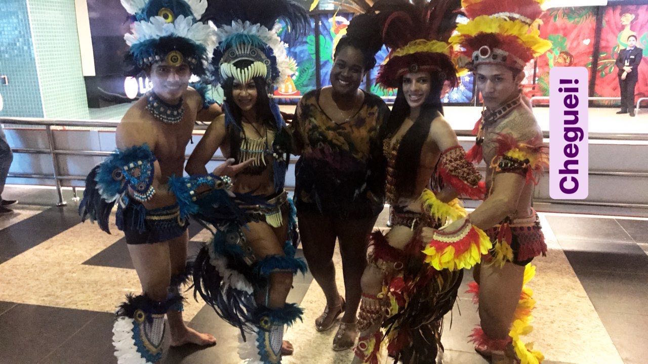  Ex-bbb Roberta é recebida por fãs em aeroporto de Manaus