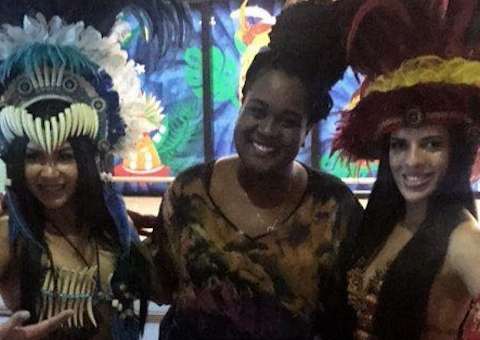  Ex-bbb Roberta é recebida por fãs em aeroporto de Manaus