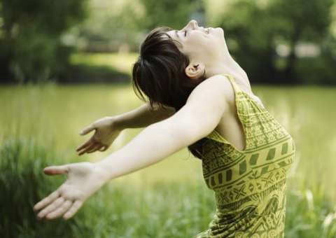 Quem anda com a postura correta e as mãos balançando é mais feliz, diz estudo