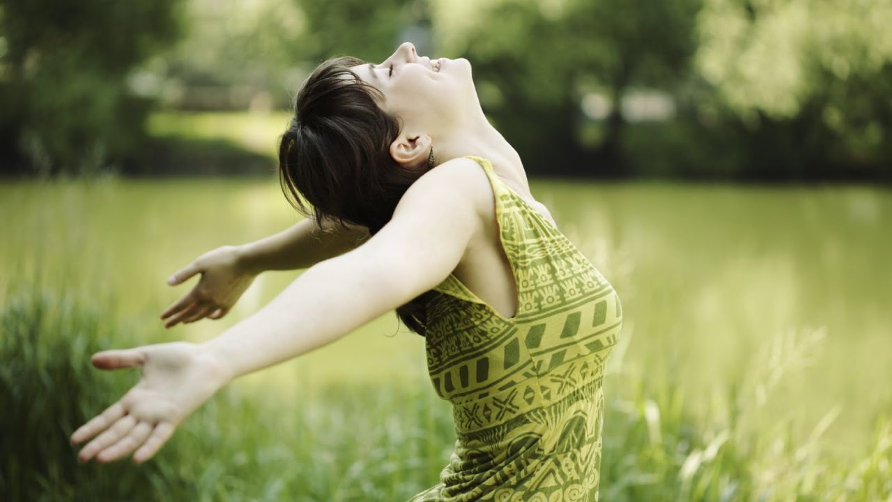 Quem anda com a postura correta e as mãos balançando é mais feliz, diz estudo