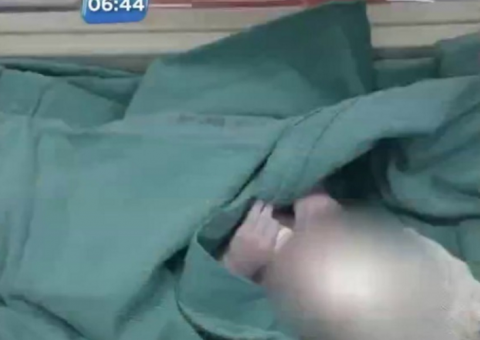 Mulher faz próprio parto em banheiro de terminal de ônibus e abandona bebê