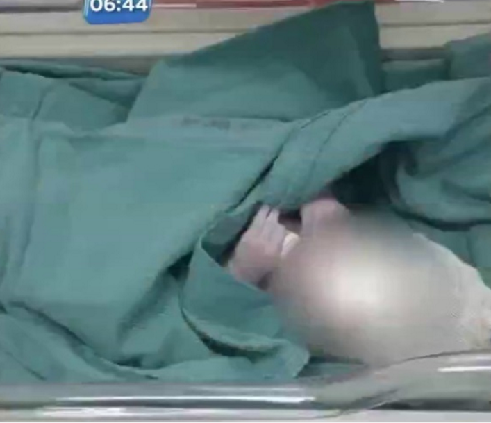 Mulher faz próprio parto em banheiro de terminal de ônibus e abandona bebê