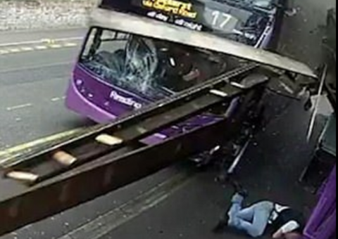 Homem é atropelado por ônibus, sobrevive e vai para bar   