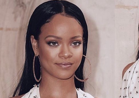 Rihanna é flagrada com milionário em clima quente dentro de piscina