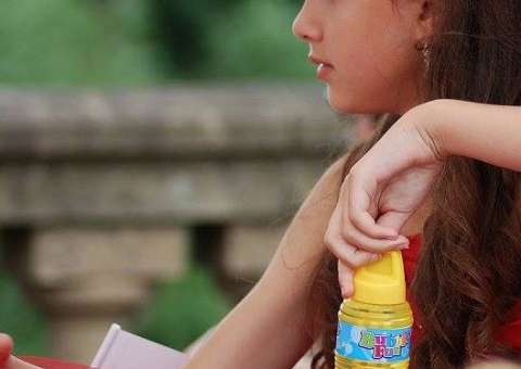 Menina de 13 anos faz tatuagem no braço e o pior acontece 