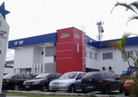 Em Manaus, trio assalta rota do distrito, troca tiros com a polícia e consegue escapar