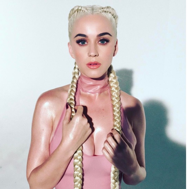 Katy Perry relembra flagra com Orlando Bloom pelado e diz ator fez convite ousado