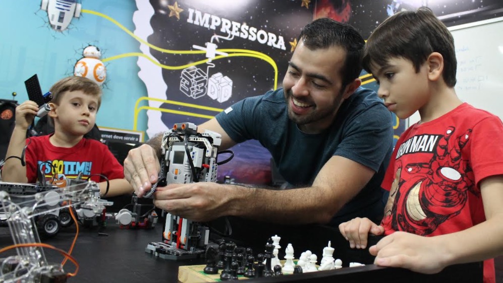 Workshop para crianças ensina como montar e programar um robô