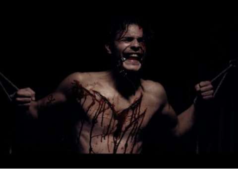 Família canibal ataca em trailer bizarro do terror de Banquete de Sangue