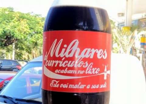 Jovem surpreende ao entregar currículo na forma de rótulo de Coca-Cola