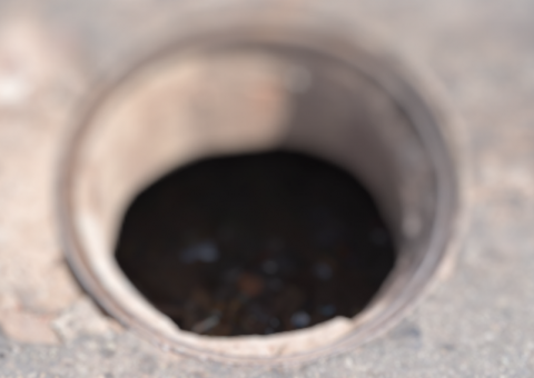 Com medo de ser espancado, suspeito de assalto se esconde em bueiro de Manaus