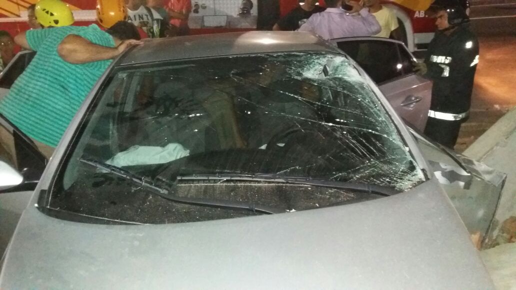 Mulher fica ferida após carro colidir no muro em avenida de Manaus