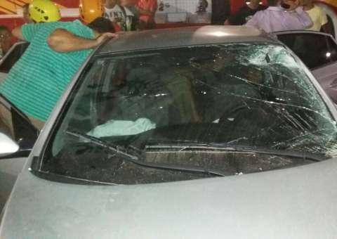 Mulher fica ferida após carro colidir no muro em avenida de Manaus