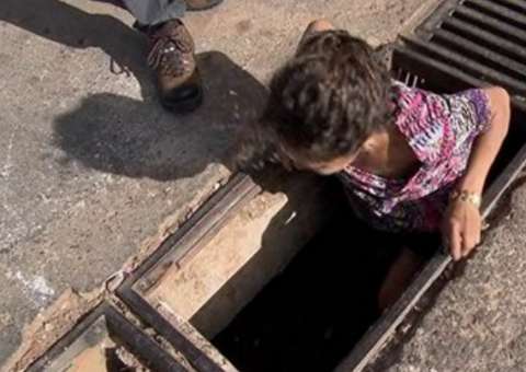 Usuária de drogas vive dentro de bueiro há 7 anos 