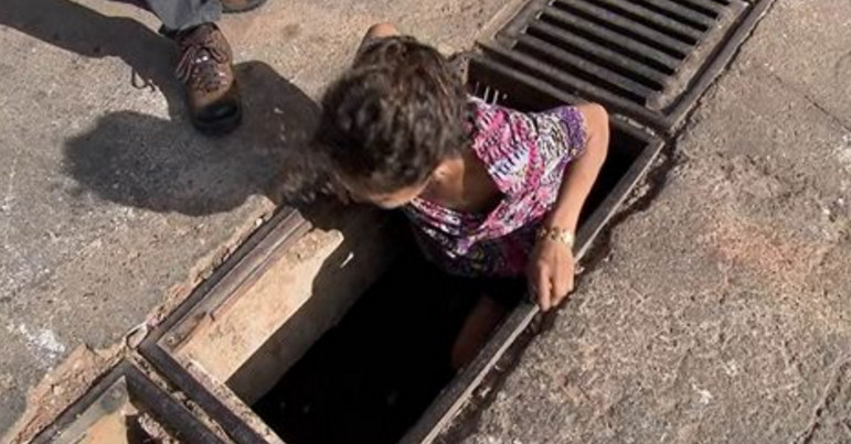 Usuária de drogas vive dentro de bueiro há 7 anos 