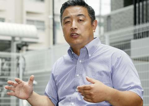 Homem com deficiência física é forçado a se arrastar para subir em avião