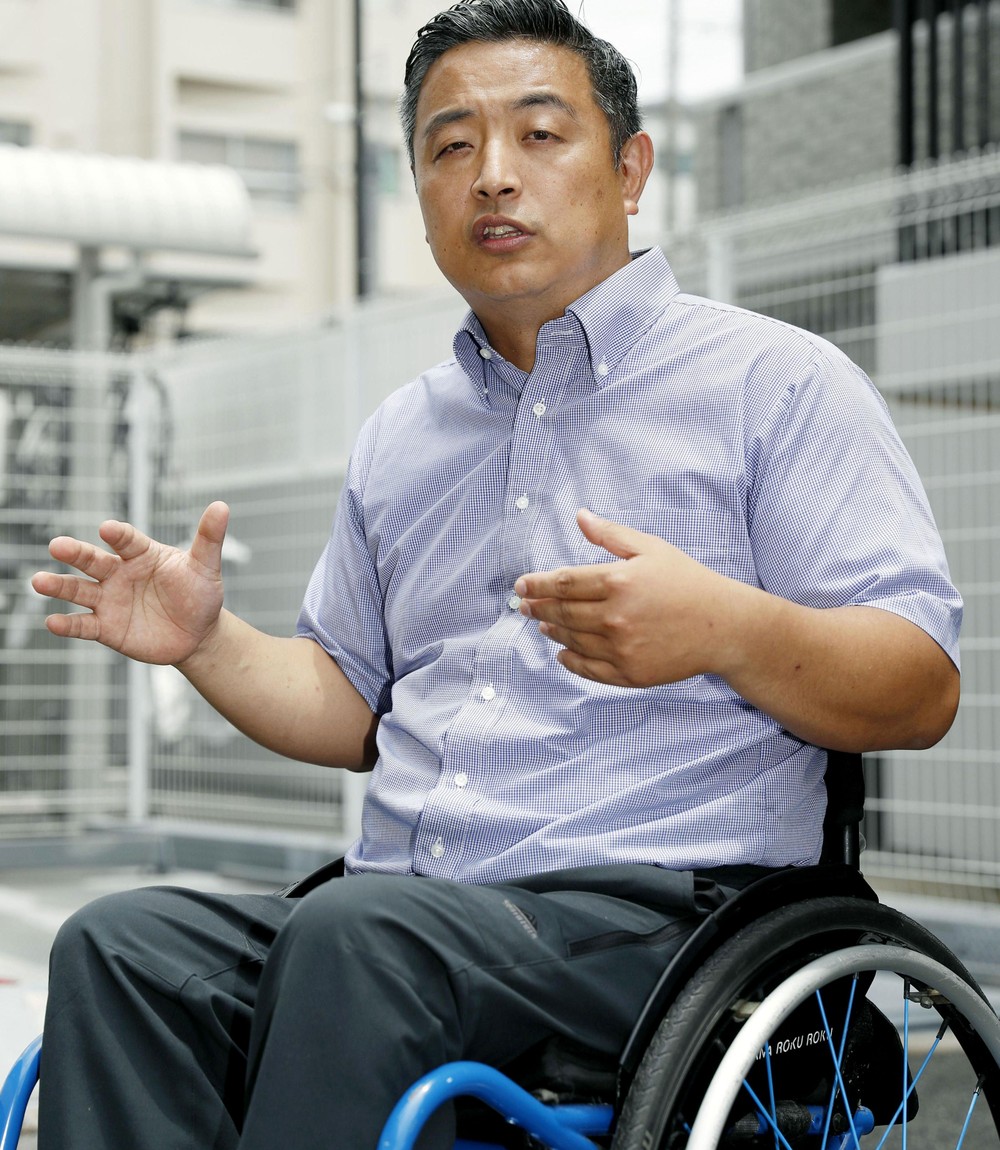 Homem com deficiência física é forçado a se arrastar para subir em avião