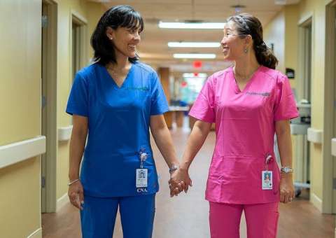 Irmãs separadas por 40 anos descobrem que trabalham juntas no mesmo hospital