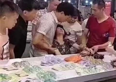 Mulher quebra bracelete em loja e tem atitude surpreendente ao saber do valor