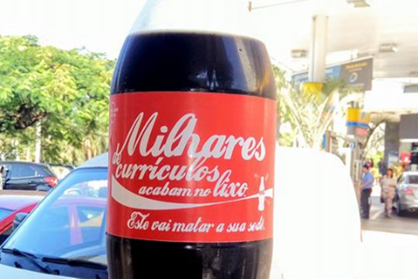 Para conseguir emprego, adolescente faz currículo em rótulo de Coca-Cola e viraliza na web