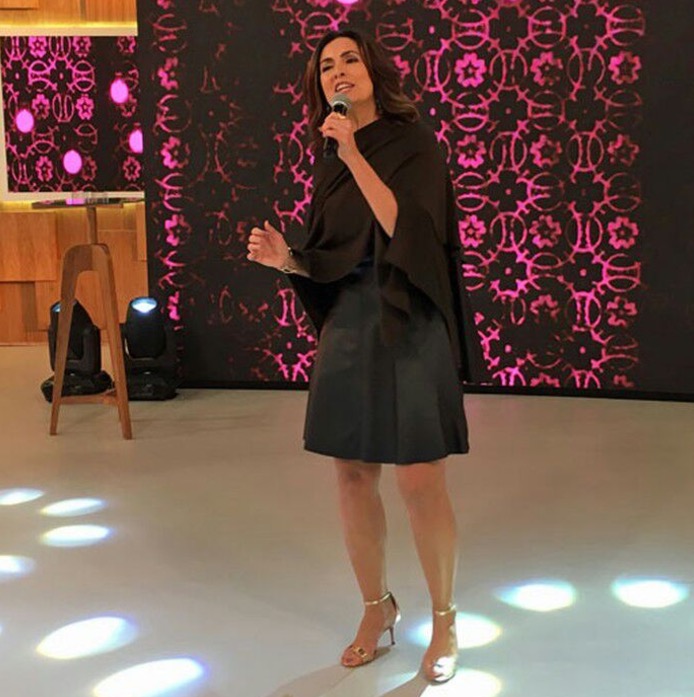 Fátima Bernardes canta “Evidências” no Encontro e bomba no Twitter