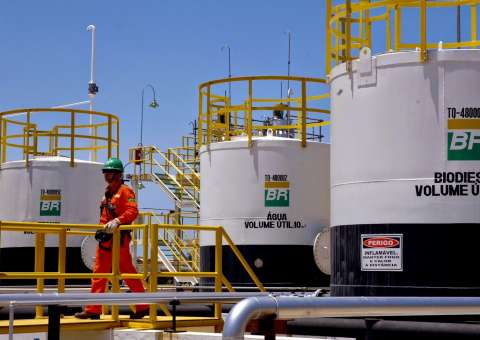 Em protesto, terceirizados da Petrobras paralisam serviços nas refinarias de Manaus