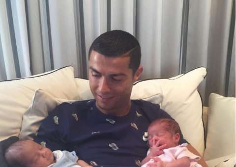 Cristiano Ronaldo apresenta filhos gêmeos na web