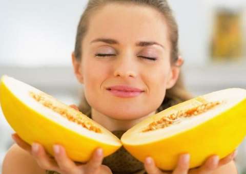 Fruta com propriedade diurética ajuda controlar dores menstruais