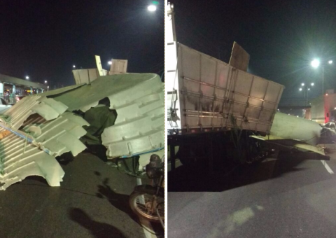 Transportando piscinas, caminhão colide com passarela e congestiona trânsito em Manaus