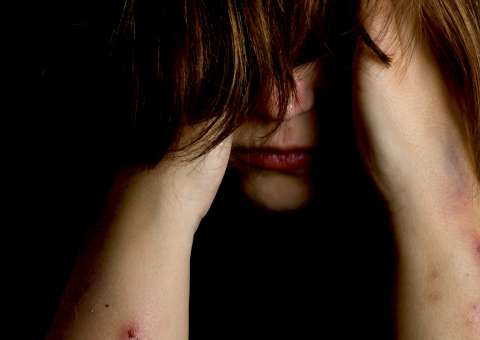 Homem expulsa esposa de casa por ela gemer enquanto era estuprada por ladrões