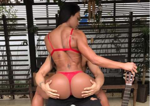 De fio dental, Gracyanne Barbosa ‘engole’ Belo em foto picante e libera imaginação