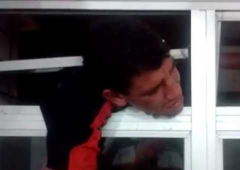 Homem escala prédio para roubar apartamento, mas algo inusitado acontece