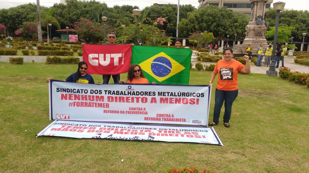 Manifestantes se reúnem para protestar contra o Governo Temer no Centro de Manaus  
