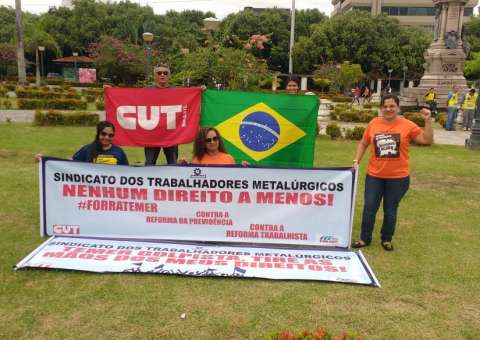 Manifestantes se reúnem para protestar contra o Governo Temer no Centro de Manaus  