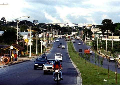 Traficantes bloqueiam rua para cobrar pedágio de moradores em bairro de Manaus