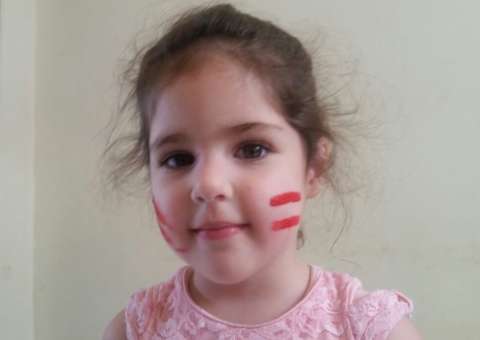 Reação de garotinha ao ser flagrada usando batom da mãe viraliza na web 