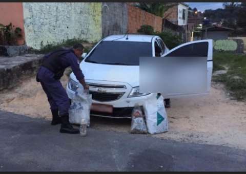Operação apreende táxi com produto suspeito em Manaus 