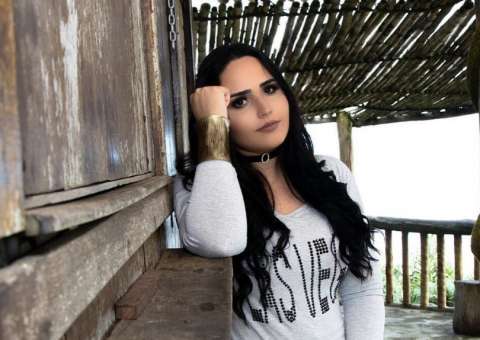 Perlla abandona carreira gospel e anuncia volta ao funk 