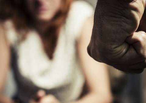 Homem é preso suspeito de espancar namorada e mutilar sua genitália