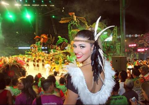 Vivian Amorim ‘pira’ durante Festival de Parintins ao lado de ex-BBBs