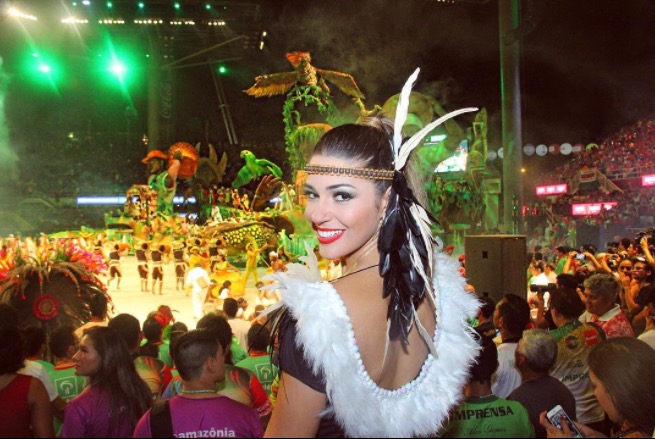 Vivian Amorim ‘pira’ durante Festival de Parintins ao lado de ex-BBBs