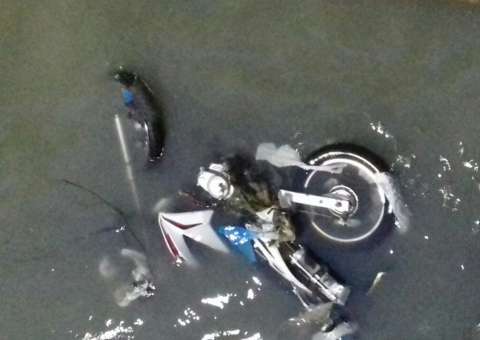 Três motociclistas caem em igarapé durante forte chuva em Manaus